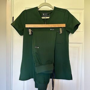 FIGS scrub set- British Racing Green XS Catarina Top, XS Petite Zamora Joggers